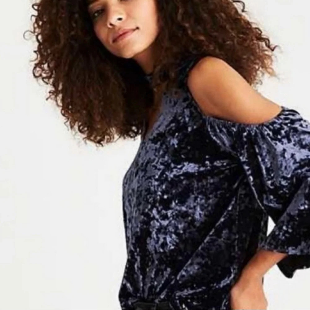 American Eagle Outfitters Crushed Velvet Cold Shoulder Swing Top Size Small NWT